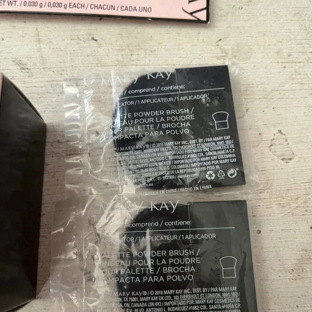 New Mary Kay Lot - Vitamin C Squares Blending Sponge & 2 Palette Powder Brushes